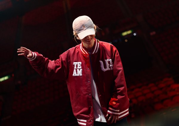 宏益配资 鹿晗香港站演唱会彩排, 穿红色棒球服又唱又跳少年感十足!