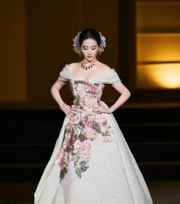 胜亿优配 刘亦菲临场反应有多绝? 顶奢手镯松脱从容应对, 被踩裙摆优雅化解